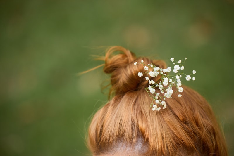 季節に応じた花のヘアアクセサリーの選択ガイド